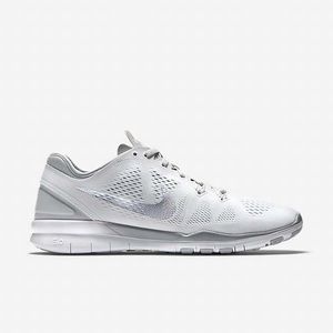 NIKE FREE TR FIT 5 SIZE 7.5